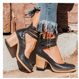 Freebird by Steven Randi black snakeskin